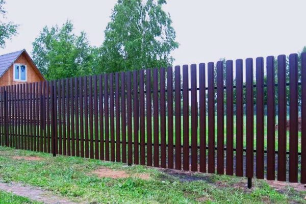 Металлический забор из евроштакетника для участка