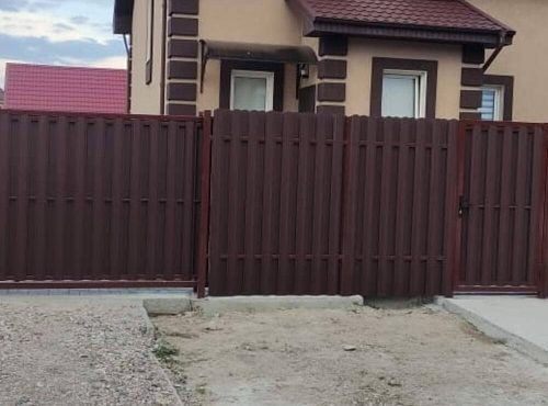 Забор из евроштакетника с калиткой Комфорт