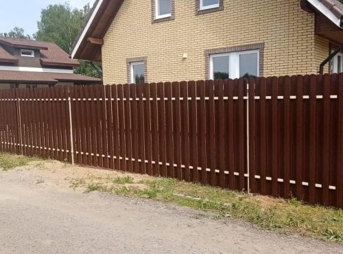Забор из евроштакетника шоколадный Комфорт